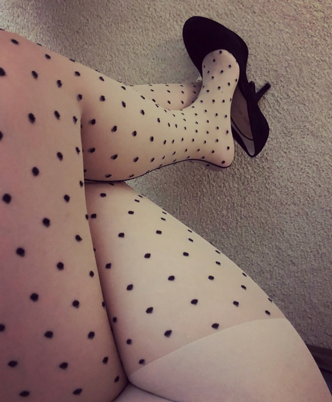 littlenylonslut:  You cant help! 😭