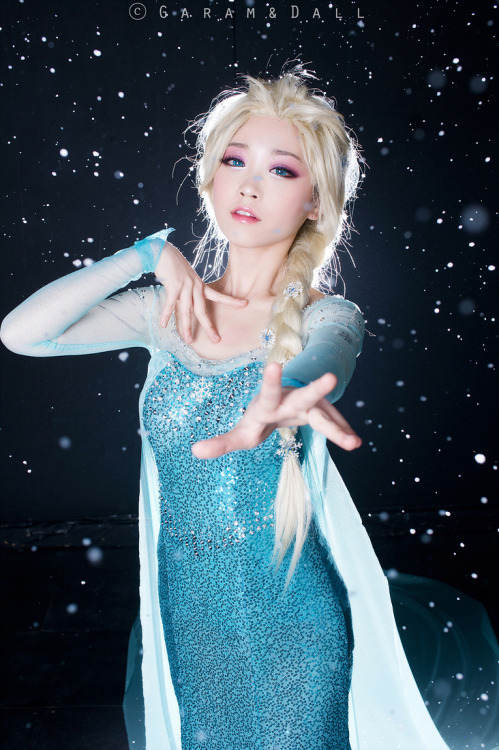 via-amy:  vandariwuuuuutcosplay:  Character: Elsa Movie: Frozen CN: Tomia Tomia’s blog  yessss