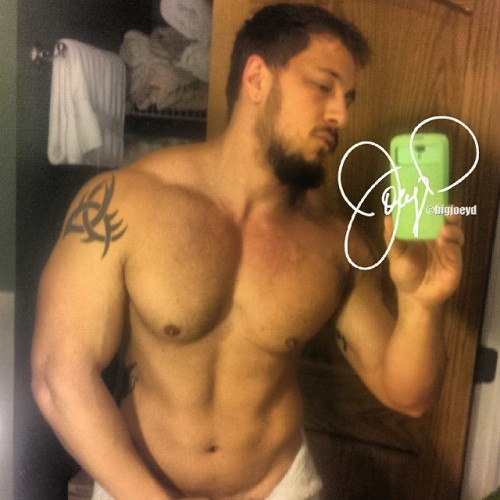 bigjoeyd:  Fresh out the shower. Time to trim this beard.