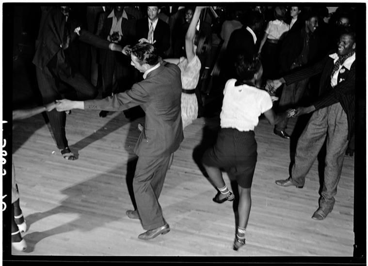 bigcityvintagenyc:  Jitterbuggin in Harlem, 1939.  