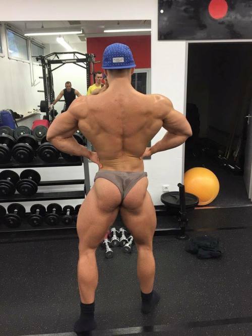 needsize:  That’s how you wear your undies fellow gearheads.