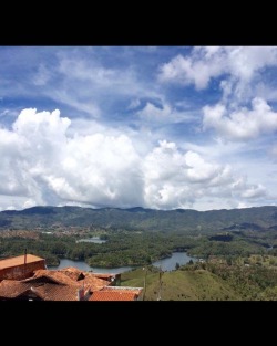 #guatape #pueblo #Colombia #elpenol #elpeñol #bigassrock almost to part 1 of the top there is a lower top and then a tippy tippy top top 😆