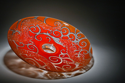 glitzandgrandeur:Dragon Platter by Michiko MaekawaMaekawa’s sandblasted work combines her unique des