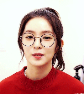 irenebae-: ahreum in that round glasses (◡‿◡✿)