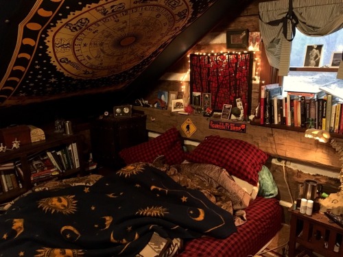 unapologeticallydorky:glumshoe:Several people requested more detailed shots of my room. It’s “clean”