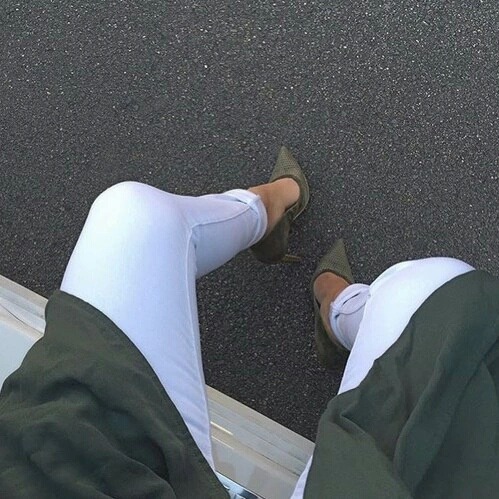 daretobefashionable:  white pants / pointed pumps