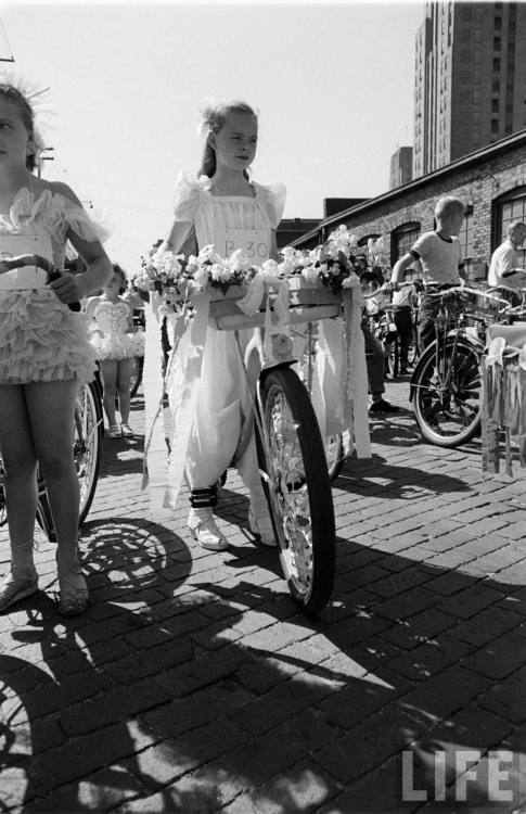 Bicycle parade(Joseph Scherschel. 1952)