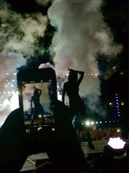 andweredancingdancing:  so this picture I got is pretty cool   1989 World Tour || Foxborough, MA