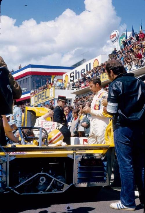 The Lola T280 of Jo Bonnier, Gijs van Lennep and Gérard Larrousse before the start 