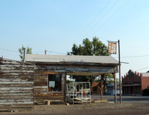 Long Abandoned Union 76 Gas Station, Gazelle, California, 2014.Abandoned when gas prices were still 