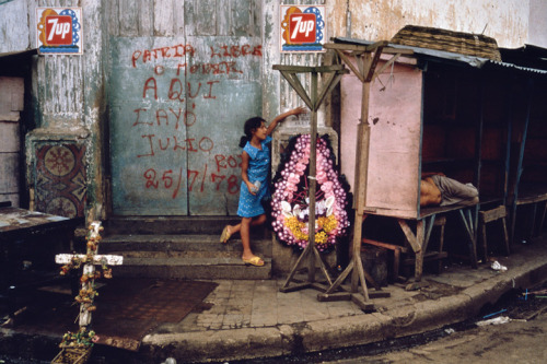 sandyhonig:  Susan Meiselas, “Nicaragua” (1978-9)  When I went it was quite a strange experience. The general impression I had from Nicaragua was that everybody was waiting for something. And it was waiting for something that they were going to do.