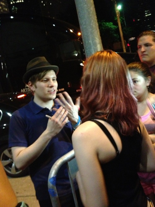 marleighs-world:A fan asking Patrick to sign her boobs and Patrick explaining that he wouldn’t becau