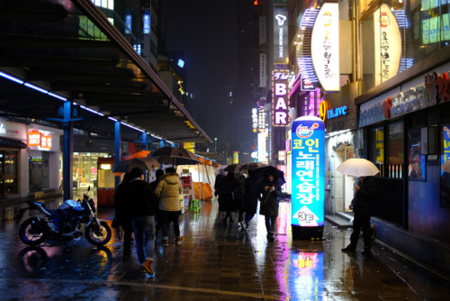 Testing out the Fujifilm X100F in the neon and LED-lit alleys of Jongno.