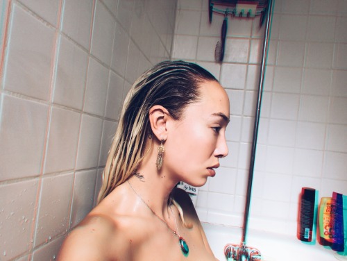 themlegs:  🛁🥀✨