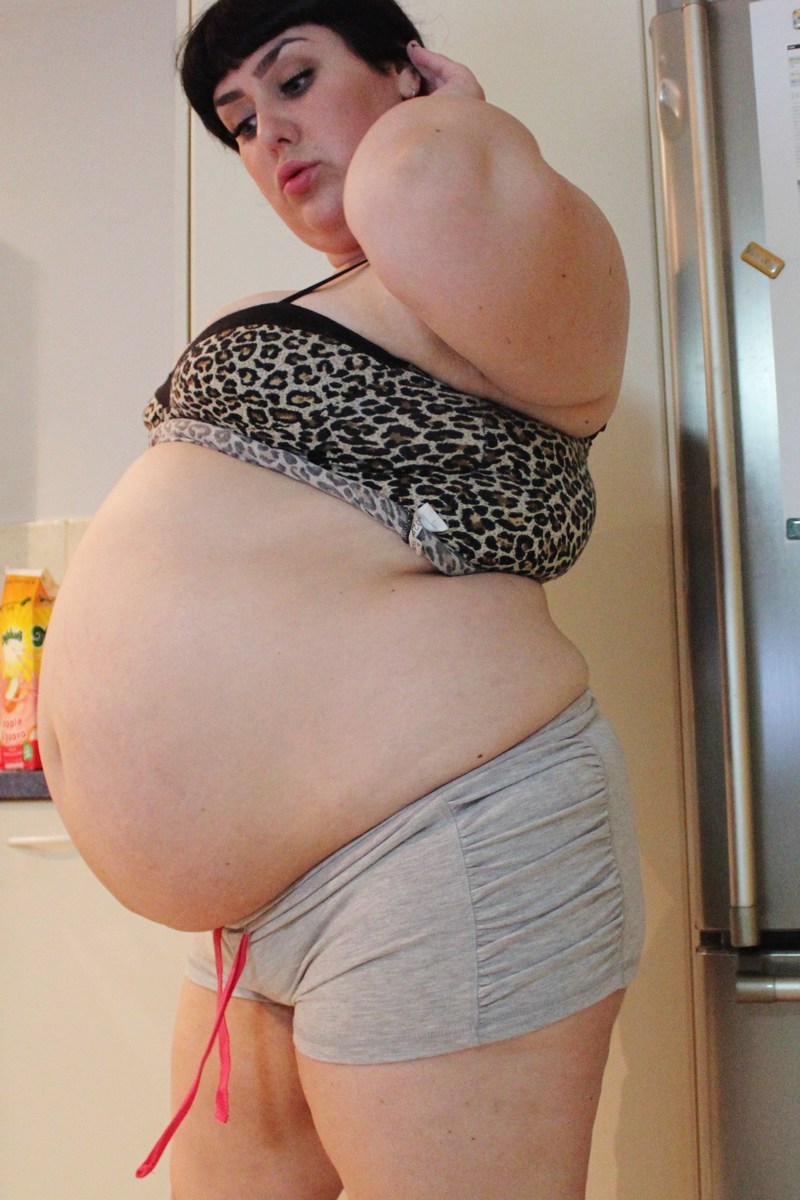onemorebitebp:  lazeeelayla, pushing bellies to their limit.   Not Pregnant but so