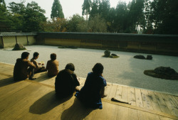 unrar:    Visitors meditate at the Ryonaji