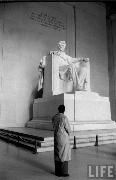 Kenneth Kaunda at the Lincoln Memorial(Alfred Eisenstaedt. 1960)