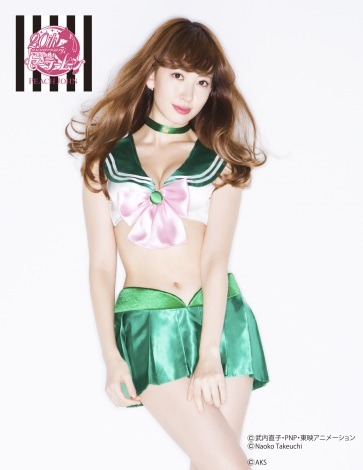 luckymmsg:  AKB小嶋陽菜、セーラームーン下着姿で胸の谷間あらわに