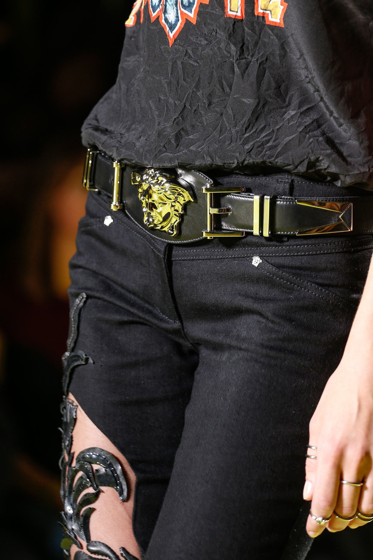 darkclothes:  girlannachronism:  Versace spring 2014 rtw details  black clothes 