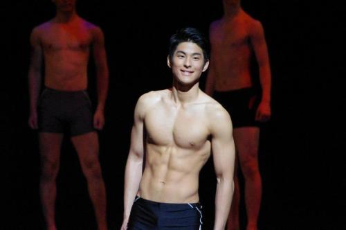 koreanguylover:  얘 누군데??