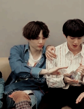 yoonseok:his love for trophies is never not amusing 