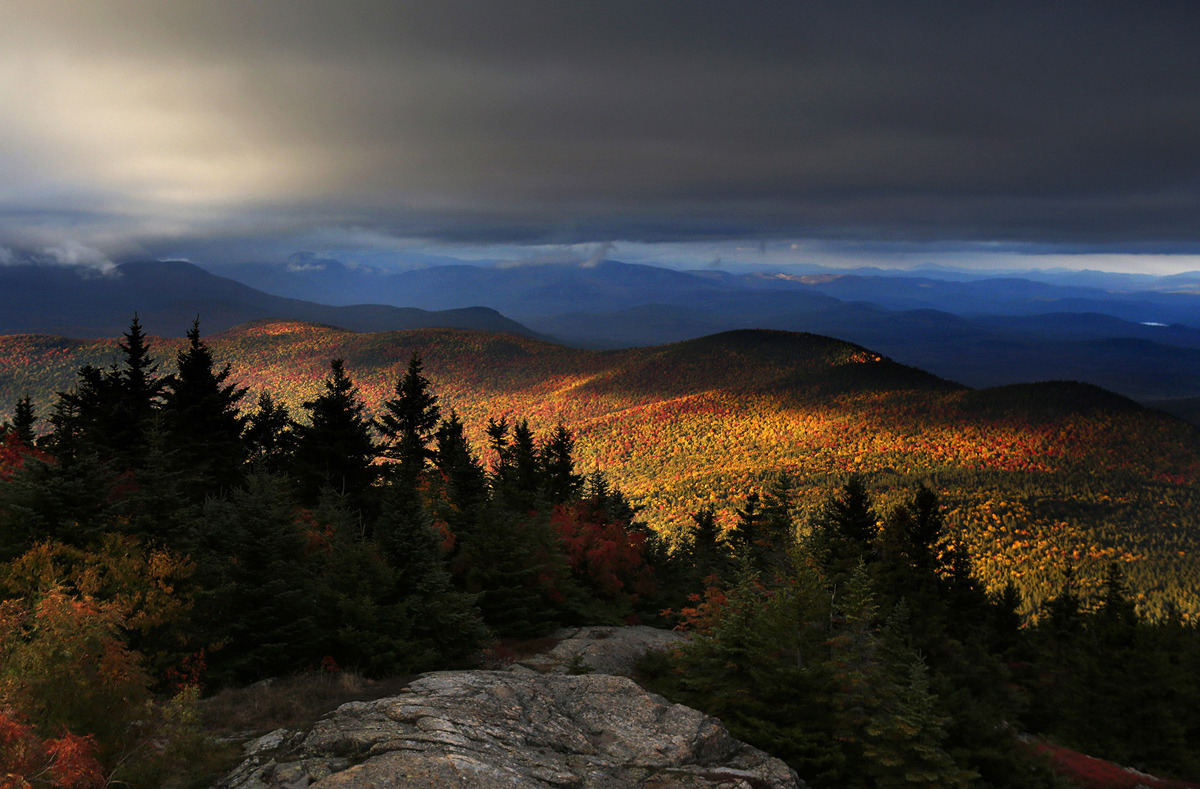 nevver:  Peak Autumn   I swear, that fourth photo looks just like a trail I hike
