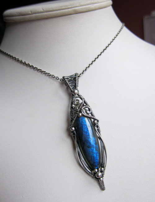 sihayadesigns:Labradorite lovers rejoice! I just listed some gorgeous new Shard of Light pendants in the shop! http://www.sihayadesigns.com!