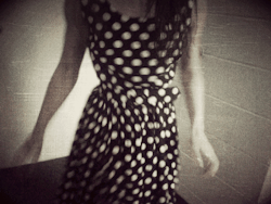Delusionsofyouraveragejoe:  Femme-Perdue:  Little Vintage Dress.  Belongs On This