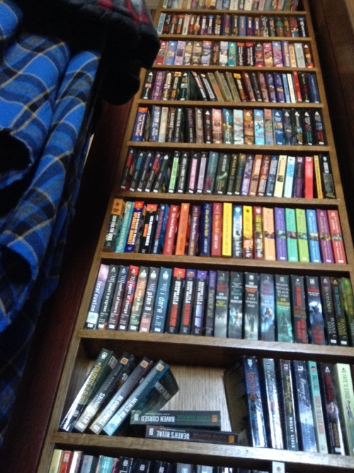 bibliophilicwitch: grandpa’s bookshelf :: the shelf where I discovered urban fantasy and several of 