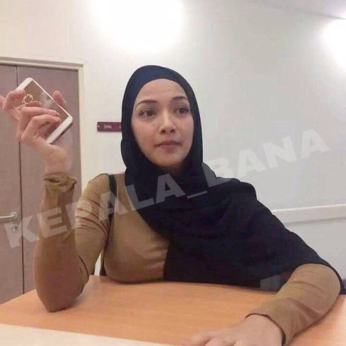 Berat mata abam memandang.. berat lagi beban meja yang menahan berat buah dada Neelofa tu.. Lofa, ji