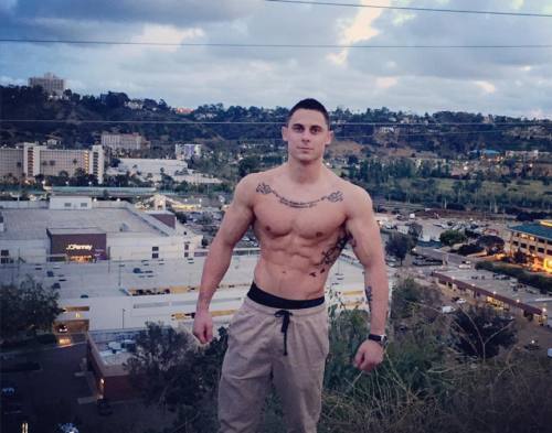 muscleworshipandhirehim:Muscle worship IG: diced_dom