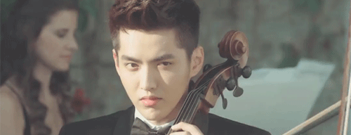 ohyaahkkaebsong:女 孩 都 喜 欢 他 All of the girls like him.
