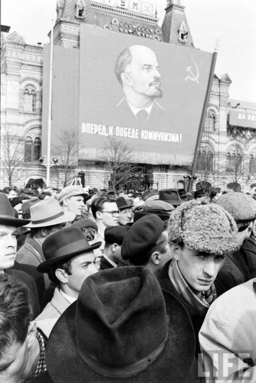 Soviet parade crowd(James Whitmore. 1961)