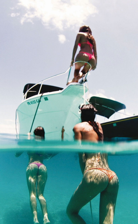 Se non hai la barca a vela sei un babbo di minchia, anche con queste tre fighe che fanno il bagno.