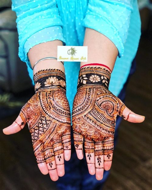 Bridal henna @poonamhennaart #art #bridal#dulhanstyle #shadi #weddingphotography #weddinghenna #me