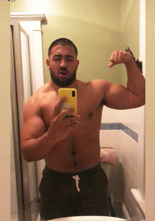 juicybros:  Thick handsome muscle bro with