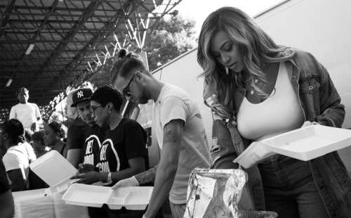 beyhive4ever:  Beyoncé and Tina Knowles serving and speaking to the survivors of Hurricane Harvey in Houston on September 8, 2017. There were about 400 people there.  Beyoncé met and spoke to each and every one.“This today is a celebration of survival.