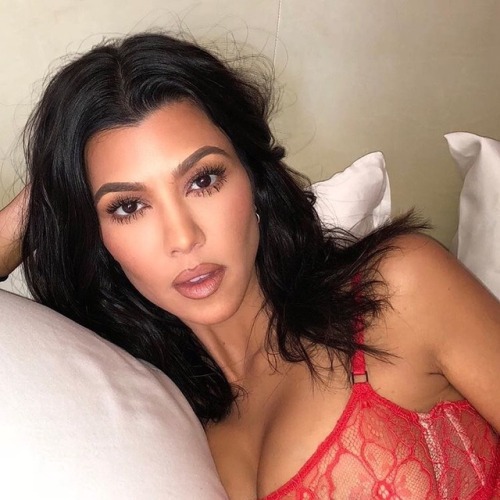 lipoils:  neuksei:BITCH!  Is this kourtney kardashian? Wow 