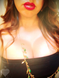 curiouswinekitten2:  Just thought I’d get a head start on cleavage Sunday 