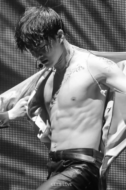 fuckyeah-exoarmpithair:(╯｡◕‿◕｡）╯︵(credit) 1 2