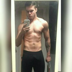 male-celebs-naked:  Evan BlakeD