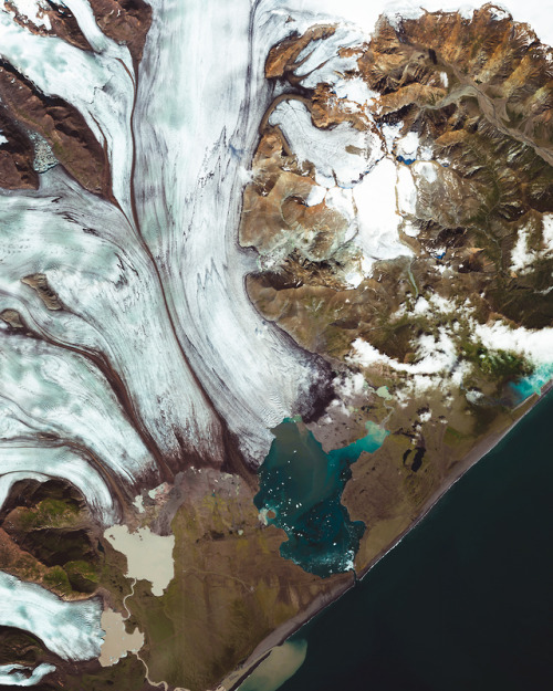 dailyoverview:Jökulsarlón — or “glacial river lagoon” in English &mdas