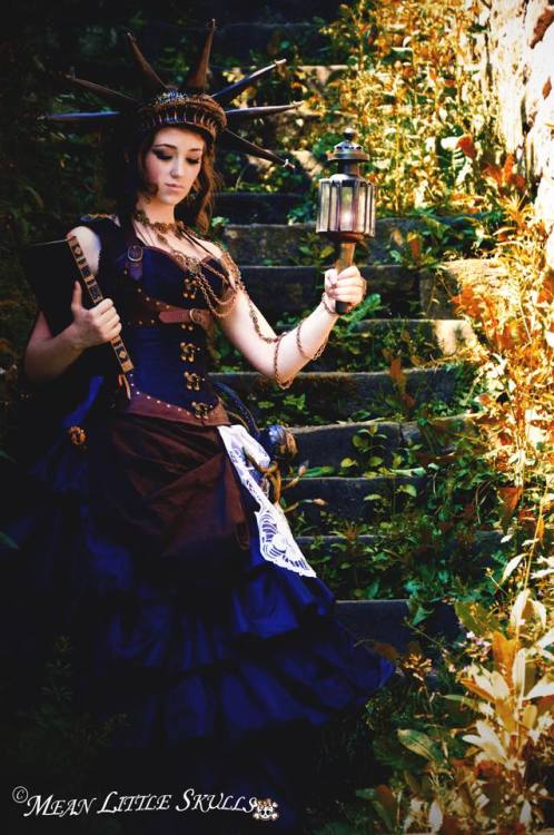 steampunktendencies:    Statue of Liberty Steampunk inspired    Model: Jessica Lee Wardrobe: Jessica Lee & Mean Little Skulls Photography/Edit/Accessories/Jewelry/Hair & Makeup: Mean Little Skulls Epic helpers: Dave Lee & Dr. Klaiber Credits