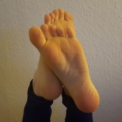 feeter-happier:my feet - 19yo - i hope you like it?