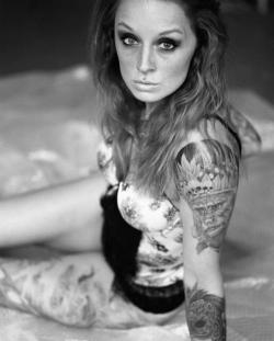 tattooedwomenarebeautiful:  Modèle: Red Pearl