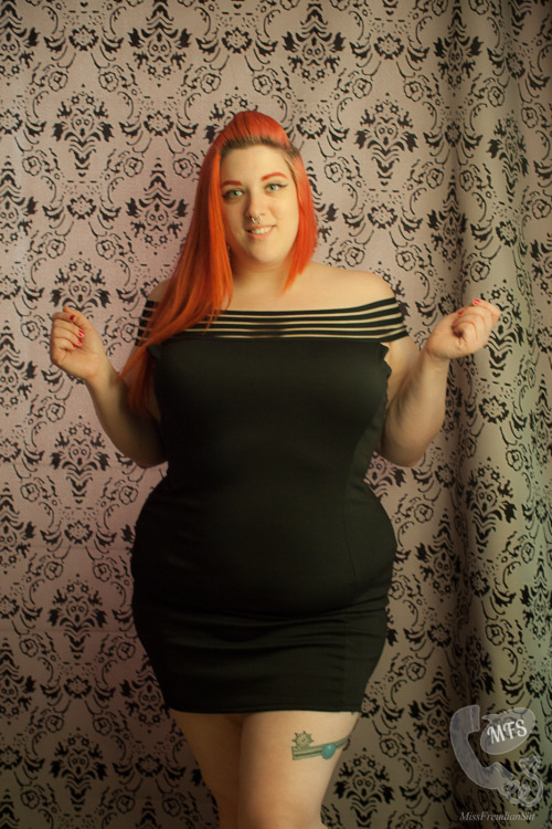 missfreudianslit:  New dress that I’m stripping down on Streamate and Niteflirt!