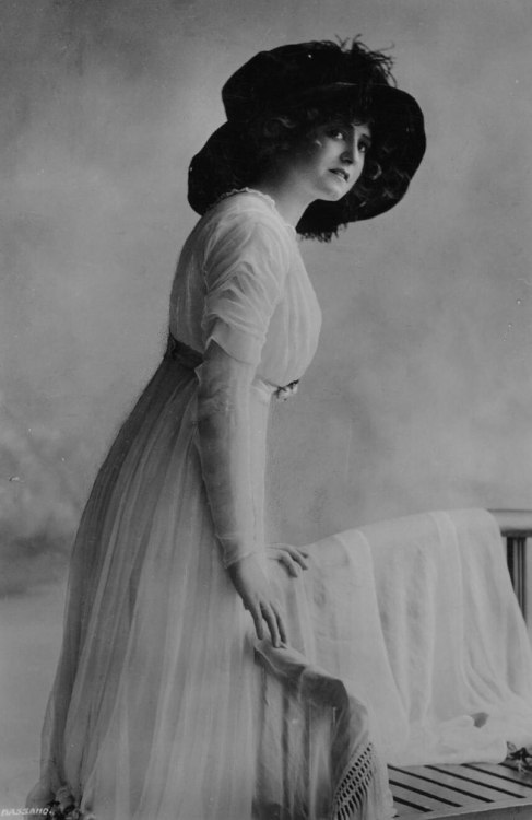 Gabrielle Ray photographed by Bassano c. 1900s