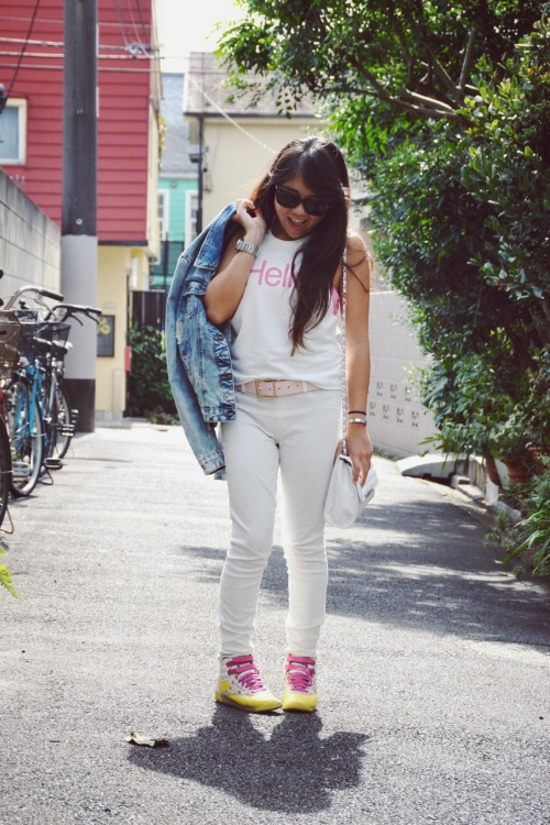 Hello.Talking about favorite colors, today I’ve decided to wear white and bits of pink. Days are fre