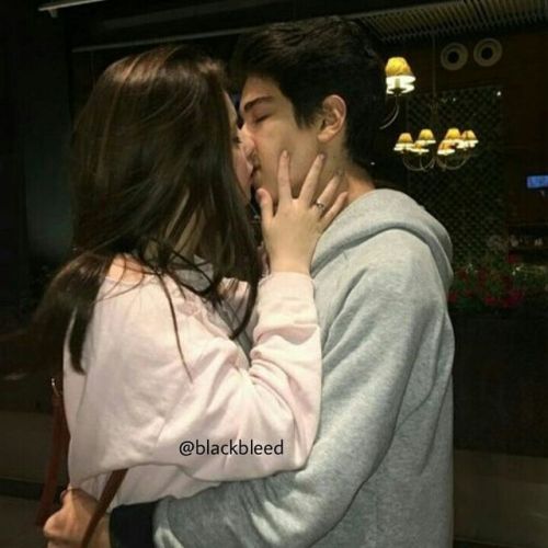 Tekerlekli Sandalyede Oturan Ve Onun Sevgili Kadin Opusme Devre Disi Dostum Stok Fotograflar Adamlar Nin Daha Fazla Resimleri Istock