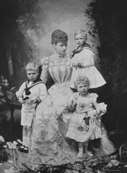 Deiasilva10:  Queen Mary (Duchess Of York) With Children: Prince Edward, Prince Albert